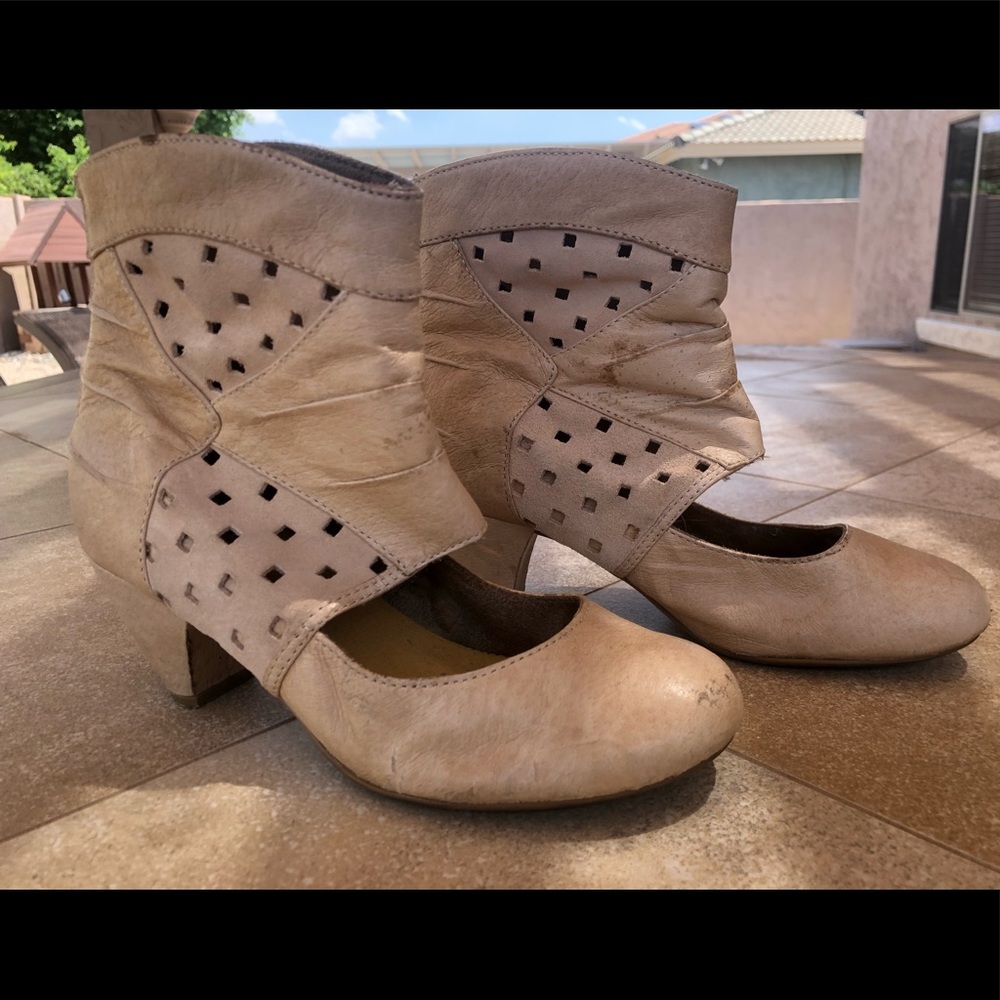 HUGE BUNDLE SALE! BCE “BECAUSE ALL THAT GLITTERS IS GOLD” ANKLE BOOTS